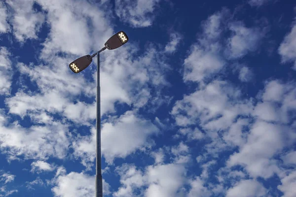 Iluminação elétrica Lâmpada Pólo ao lado da estrada com céu azul e nuvem branca — Fotografia de Stock