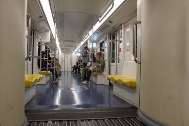Milan, İtalya - Nisan 2019: Metrodaki insanlar Nisan 2019 'da Milano metrosunda