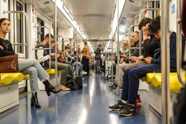 Milan, İtalya - Nisan 2019: Metrodaki insanlar Nisan 2019 'da Milano metrosunda