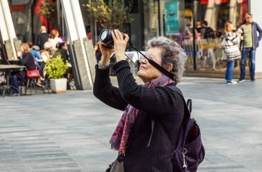 Milano İtalya, 13 Mart 2019: fotografçı yeni bir final bölgesinde turistlerin fotoğrafını çekti