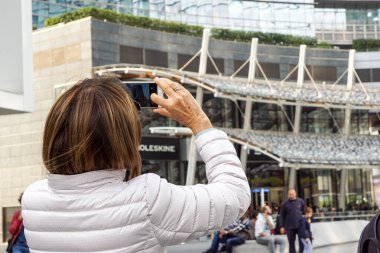 Milano İtalya, 13 Mart 2019: fotografçı yeni bir final bölgesinde turistlerin fotoğrafını çekti
