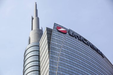 Milan, İtalya 4 Mayıs 2019. Porta Garibaldi yakınlarındaki Porta Nuova ilçesinde Unicredit gökdelen kulesi.
