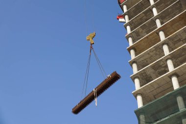 Mavi gökyüzüne karşı vinç kancasının yakın görüntüsü