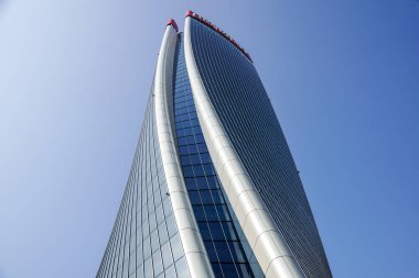 Milan, İtalya - 13 Nisan 2019: Gökdelen Generali Kulesi Milano 'daki Genelkurmay binasının Bükülmüş Bir karargahı
