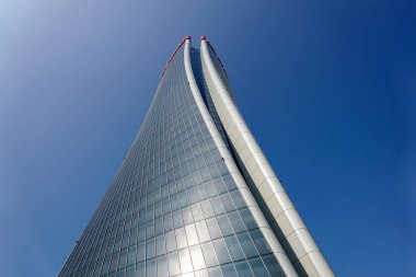 Milan, İtalya - 13 Nisan 2019: Gökdelen Generali Kulesi Milano 'daki Genelkurmay binasının Bükülmüş Bir karargahı