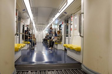Milan, İtalya - Nisan 2019: Metrodaki insanlar Nisan 2019 'da Milano metrosunda