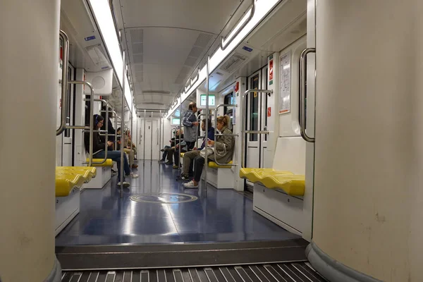 MILÃO, ITÁLIA - ABRIL 2019: Pessoas em trem de metrô em abril 2019 no metrô de Milão — Fotografia de Stock