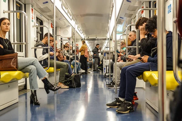 Milaan, Italië - april 2019: Mensen in de metro op april 2019 met de metro Milaan — Stockfoto