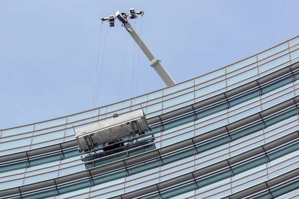 大型建筑物的立面清洁电梯 — 图库照片