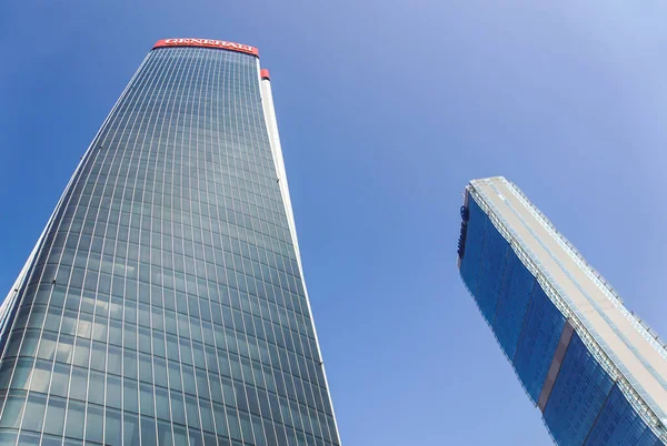 Milan, Italy - April 13, 2019: Skyscraper Generali Tower The Twisted One headquarters of the Generali Groups offices in Milan in the residential, commercial and business district of CityLife — Stock Photo, Image