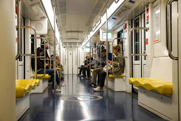 МИЛАН, ИТАЛИЯ - 2019 год: Люди в поезде метро в апреле 2019 года на метро Милан Лицензионные Стоковые Фото