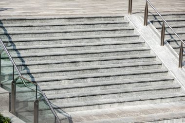 Şehir meydanındaki modern beyaz merdiven..