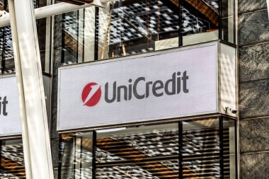 Milan, İtalya - 25 Kasım 2018: Unicredit bankasının logosu, Milano şehir merkezindeki banka girişinin üzerine metal levha iliştirilmiş..
