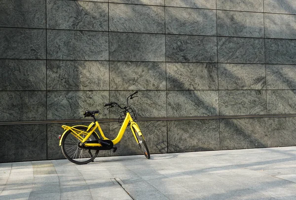 The yellows bicycle parking against at grounge modern wall — Stock Photo, Image