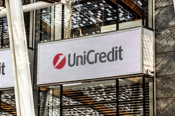 Milão, Itália - 25 de novembro de 2018: logotipo do banco Unicredit, placa metálica colocada acima da entrada do banco no centro de Milão . Fotografia De Stock