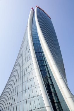 Milan, İtalya - 13 Nisan 2019: Gökdelen Generali Kulesi Milano 'daki Genelkurmay binasının Bükülmüş Bir karargahı