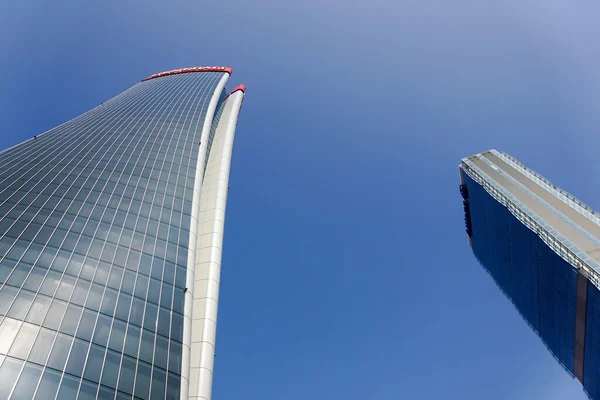 Milán, Italia - 13 de abril de 2019: Rascacielos Generali Tower La Twisted One sede de las oficinas de Generali Groups en Milán en el distrito residencial, comercial y de negocios de CityLife — Foto de Stock