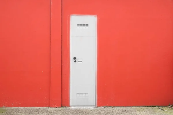 Τσιμεντοκονία τσιμεντένια υφή τοίχου με μοντέρνα πόρτα. — Φωτογραφία Αρχείου
