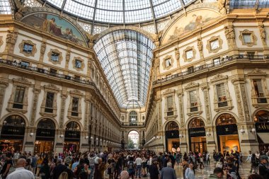 Milan, İtalya - 2 Mayıs 2012 'de Milano' daki Galleria Vittorio Emanuele Ii 'nin benzersiz manzarası yükseldi. 1875 'te inşa edilen bu galeri Milano' daki en popüler alışveriş merkezlerinden biridir..