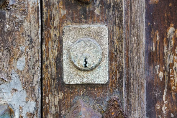 Vintage cobre fechadura elemento decorativo na superfície de madeira weathered — Fotografia de Stock