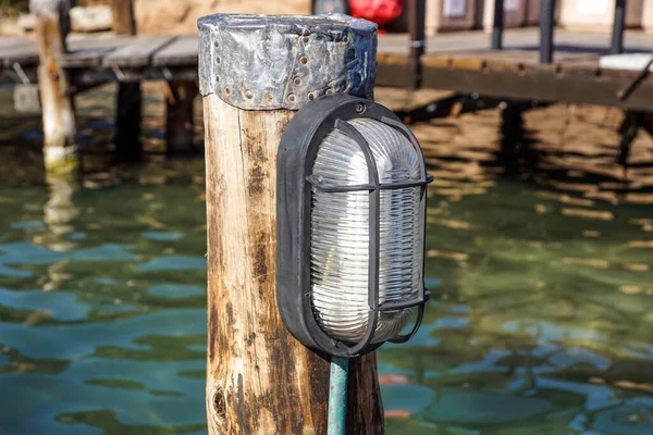 Lamplampa med belysning på betonggolvet för belysning på brygga och fiskebåt, färja, yacht — Stockfoto