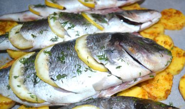 Balık limon ve otlar ile doldurulmuş. Dorada ve deniz bas 