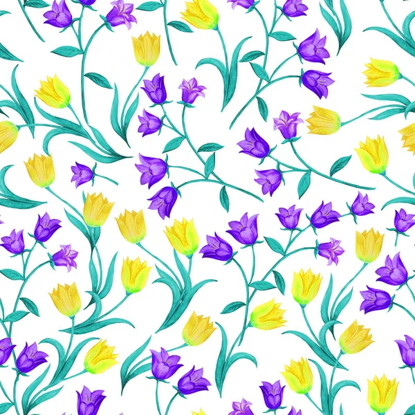 Bellissimo motivo floreale senza cuciture. Campane blu e tulipani gialli posizionati in modo casuale su sfondo bianco . — Foto Stock