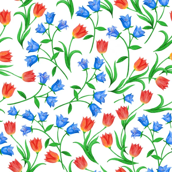 Schöne nahtlose Blumenmuster. Blaue Glocken und rote Tulpen zufällig auf weißem Hintergrund. — Stockfoto