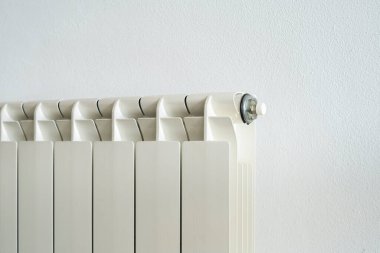 Oturma odasındaki duvar ısıtıcısı.