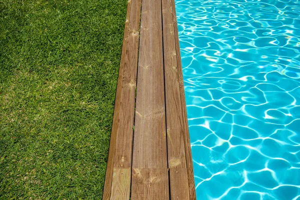 Piscina Agua Clara Con Cubierta Madera Césped Verde Alrededor — Foto de Stock