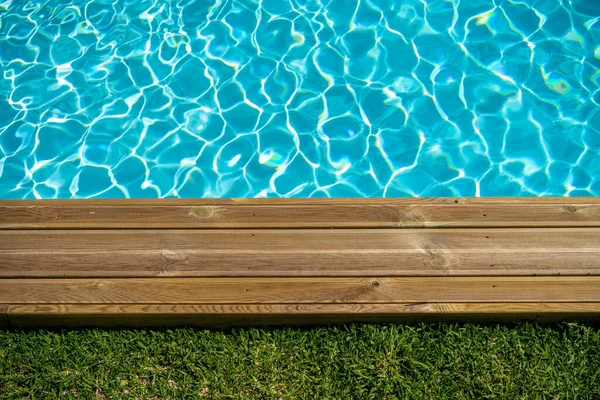 Clear Water Swimming Pool Wooden Deck Green Grass — Stock Photo, Image