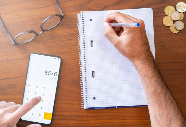 Cep telefonunu hesap makinesi olarak kullanmak. İş adamı ya da şahsi işler, iş verilerini, muhasebe belgelerini ve vergilerini, ev ve aile harcamalarını hesaplamak için elinde kalem tutarak sayılıyor.