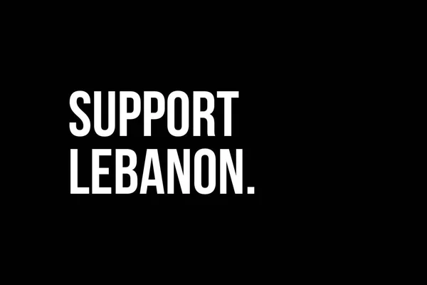 Lübnan 'a destek olun. Beyrut için dua et. Siyah zemin üzerine beyaz kelimeler, patlamadan sonra Lübnan 'daki Beyrut halkına yardım etme ihtiyacı anlamına geliyor..