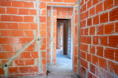 Ev inşa ediliyor. İç çimento kaplama ve tuğla duvarlar. İnşaat ve yenileme. İnşaat alanının altında. 