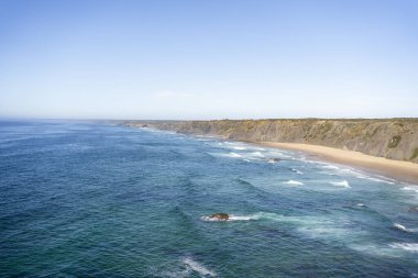 Vahşi, el değmemiş, gizli sahil manzarası. Kayalıklardan okyanusa deniz manzarası. Deniz manzarası. Tatil, tatil, yaz tatili