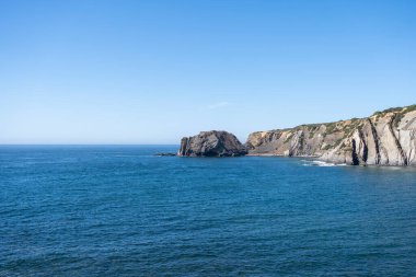 Vahşi, el değmemiş, gizli sahil manzarası. Kayalıklardan okyanusa deniz manzarası. Deniz manzarası