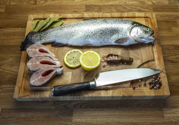 bir kesme tahtası üzerinde alabalık balık