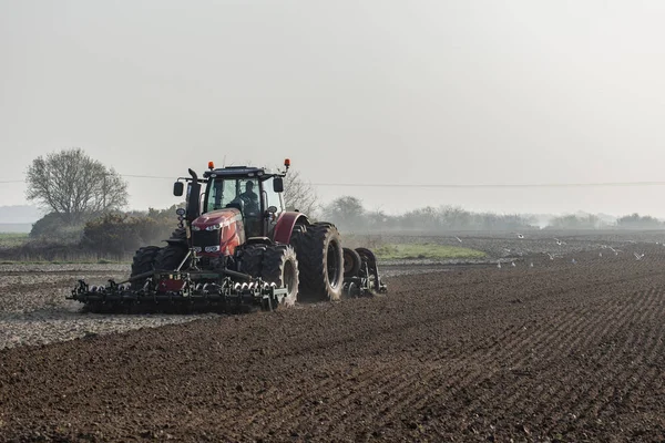 Tractor plowing the land — Stock Photo, Image