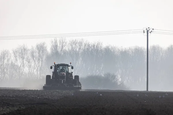 Traktör toprağı sürüyor.