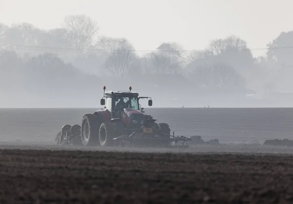Traktör toprağı sürüyor.