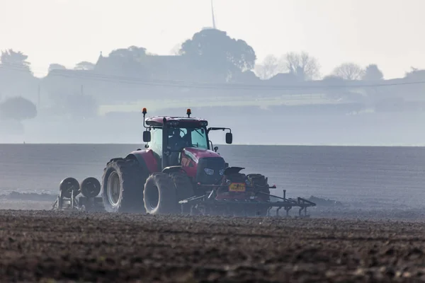 Traktör toprağı sürüyor.