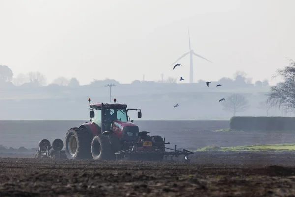 Traktör toprağı sürüyor.