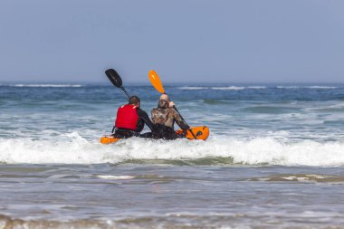 çocuklar okyanusta kano üzerinde funn var