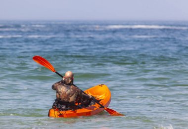 çocuklar okyanusta kano üzerinde funn var
