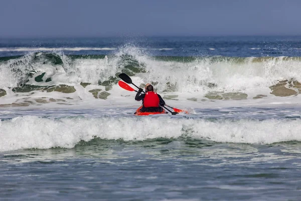 çocuklar okyanusta kano üzerinde funn var
