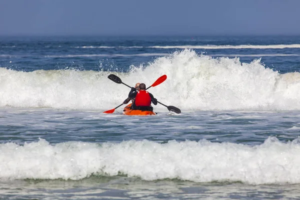 çocuklar okyanusta kano üzerinde funn var