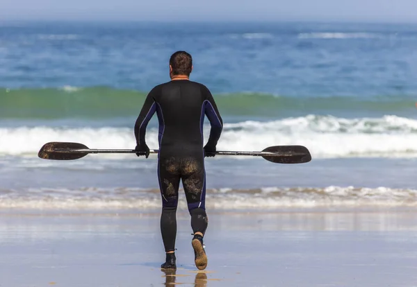 çocuklar okyanusta kano üzerinde funn var