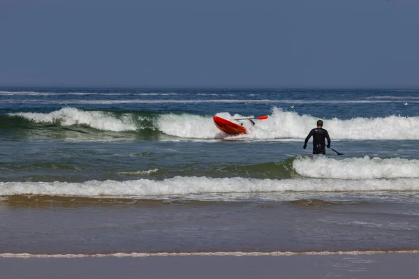 çocuklar okyanusta kano üzerinde funn var
