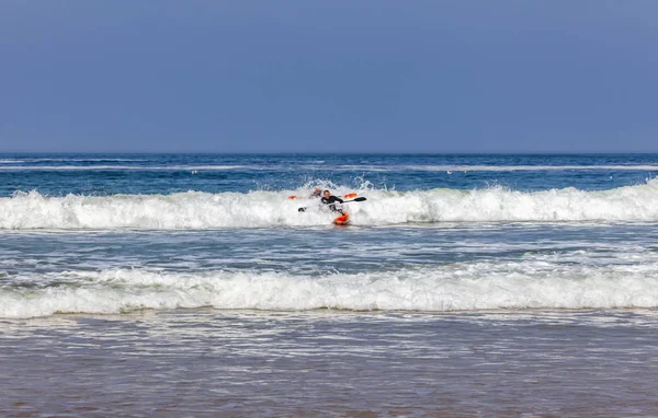 çocuklar okyanusta kano üzerinde funn var