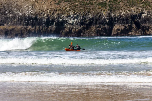 çocuklar okyanusta kano üzerinde funn var